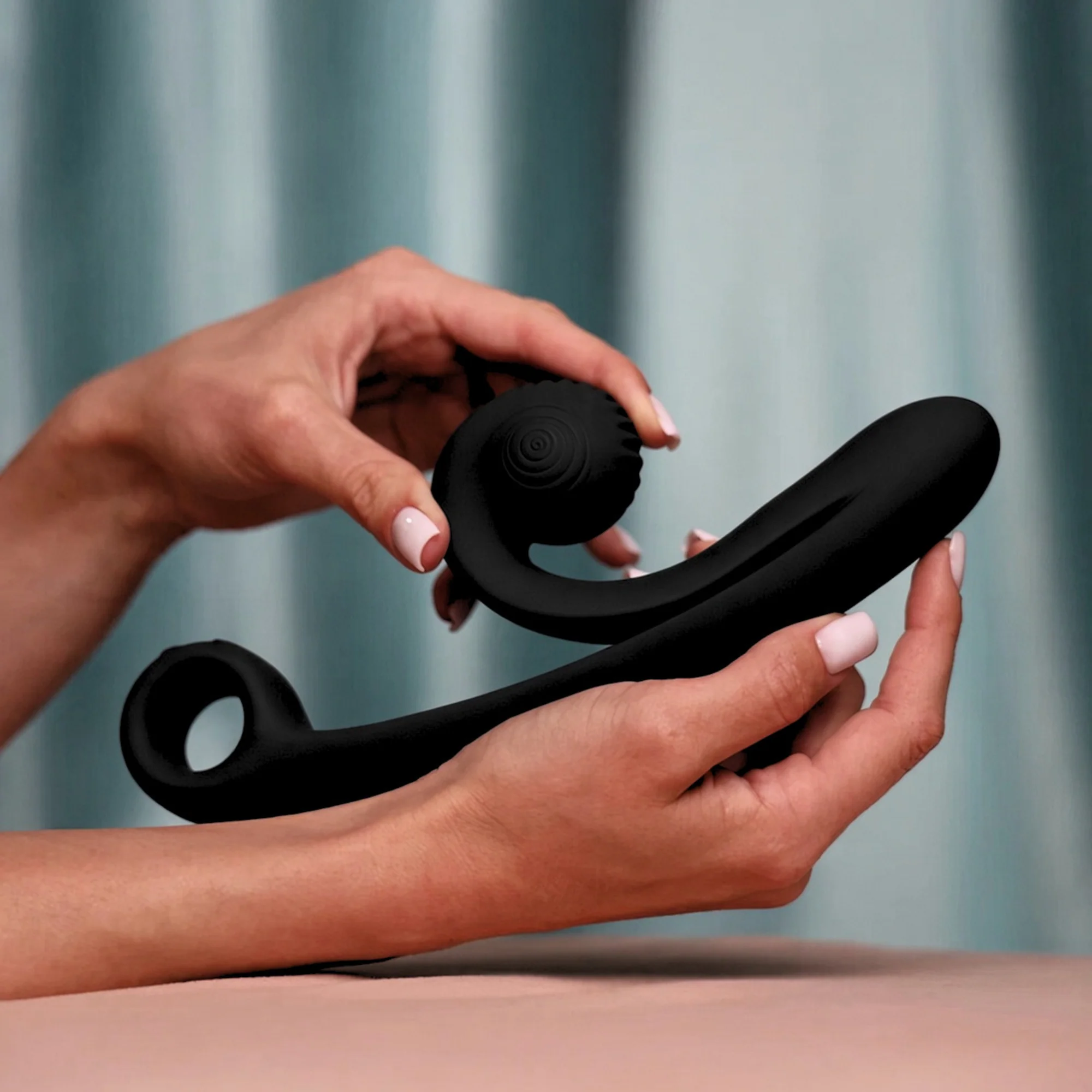 SVibe Snail CURVE Clit and G-Spot Dual Stimulator with Rolling Clit Head